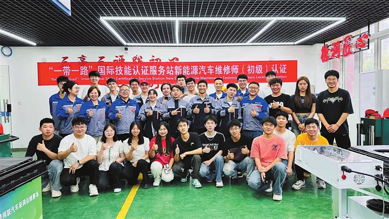 重慶城市職業學院 以“職教出?！睘橐?，驅動“渝車出?！本W絡技術服務新航程